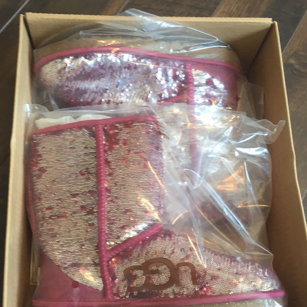 Classic short Uggs, they are pink and silver